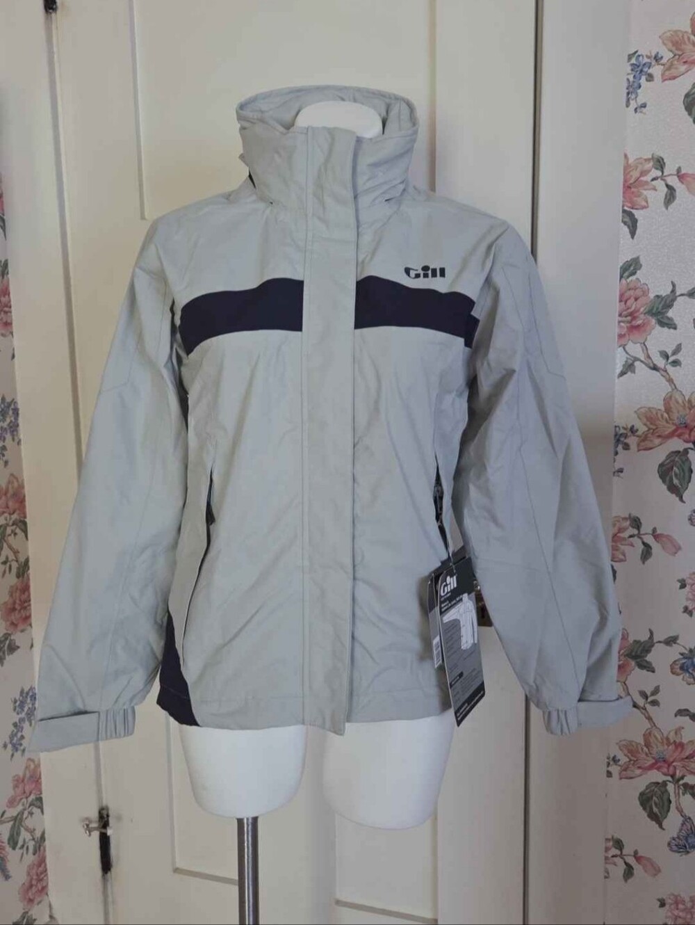 NWT Gill Women’s Inshore Lite Jacket Gray/Navy Size 6 Rollaway Hood Sailing